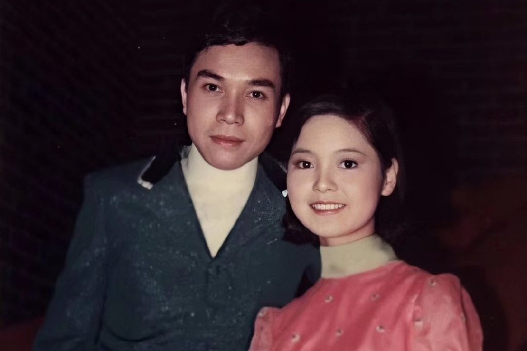 邓丽君受到了沉重的打击,幸好当时的马来西亚富商林振发陪在她的身边