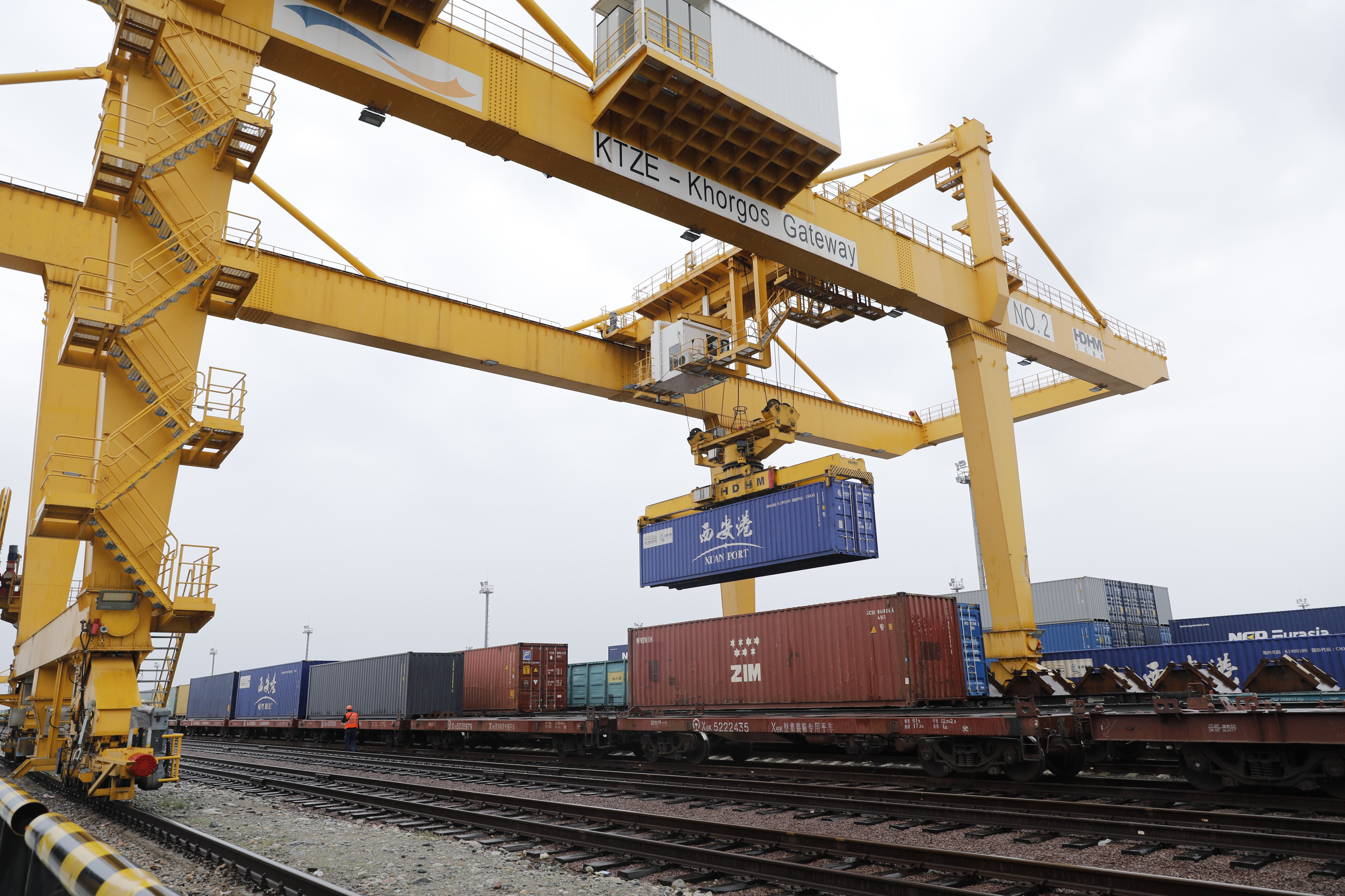 俄媒:哈萨克斯坦开建新铁路线以缩短向中国运送货物时间