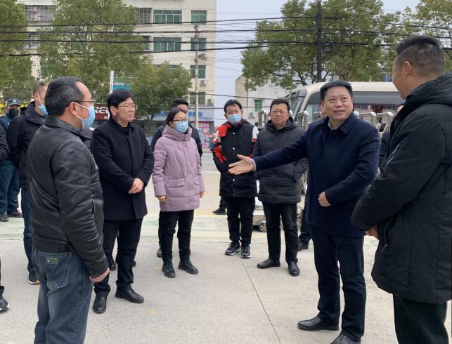 掇刀区教育局局长黎永丹一行莅临麻城中学检查开学筹备工作