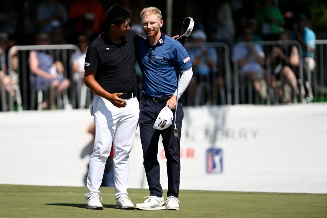 以一杆之差不敌美国球员安德森·艾伯森,获得亚军.