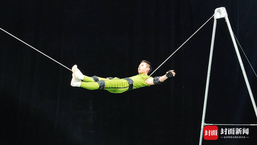 四川自贡杂技新创"软钢丝"节目:在直径9毫米软钢丝上"舞蹈"如履平地