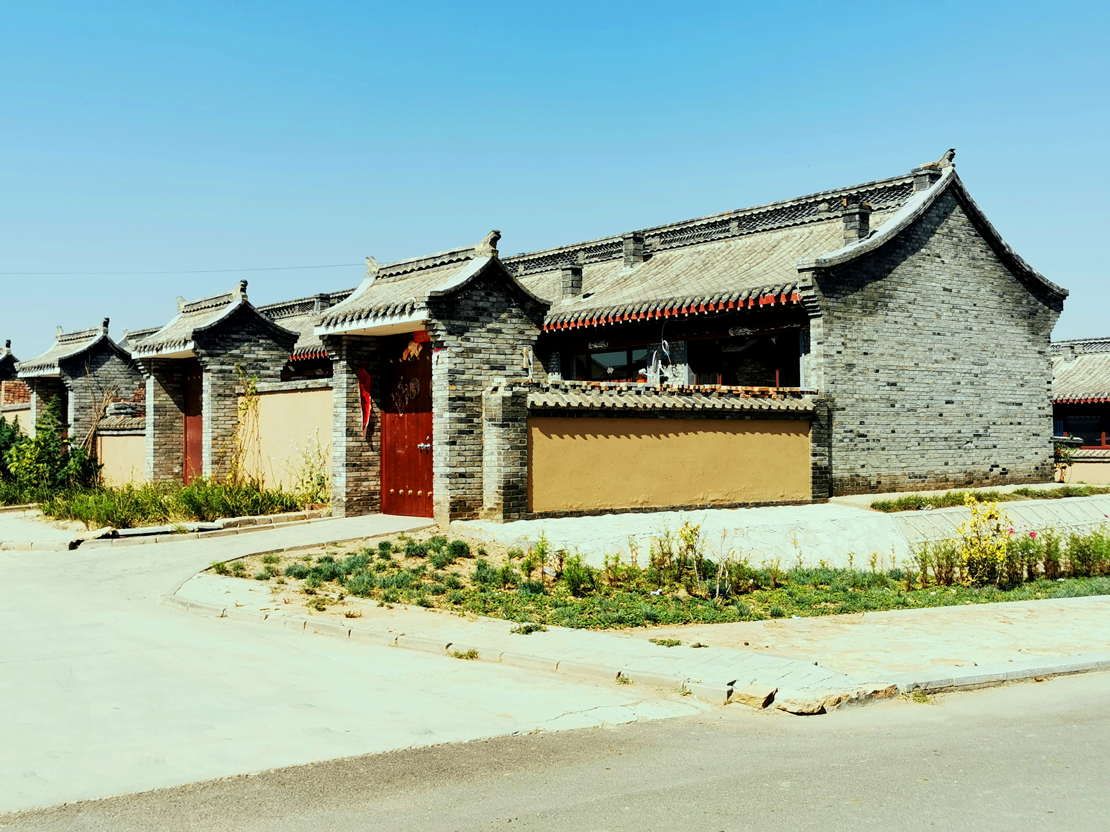 大同市阳高县镇边堡村,新老交错的村堡民居形成鲜明的对照