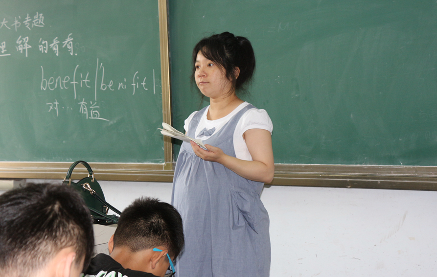 女教师怀孕坐着上课,被校长批评"没底线",学生暖心回怼