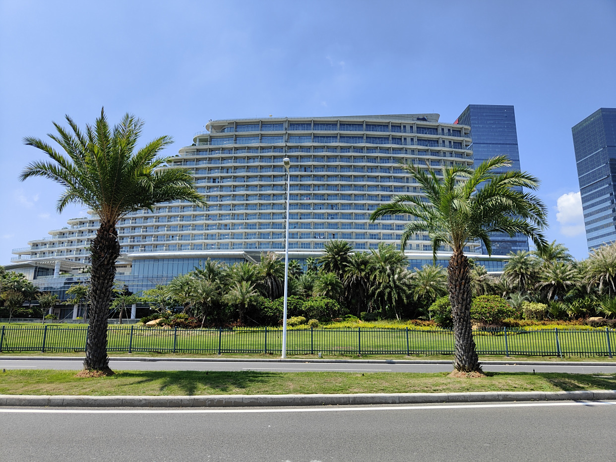 厦门会展中心高楼林立,海景绝佳