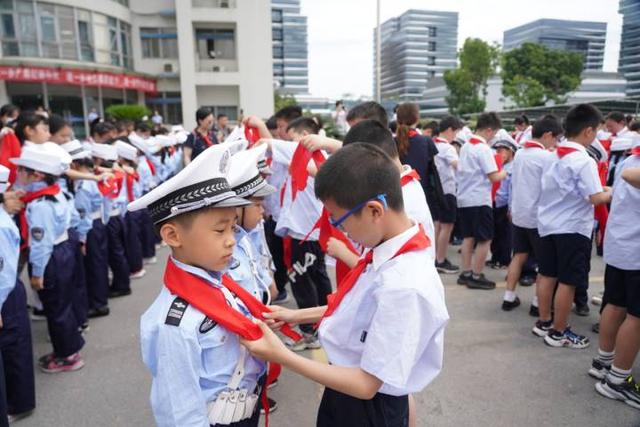 酷!脱下运动服换上警服,"羽星摇篮"文龙巷小学学生这个六一警营过