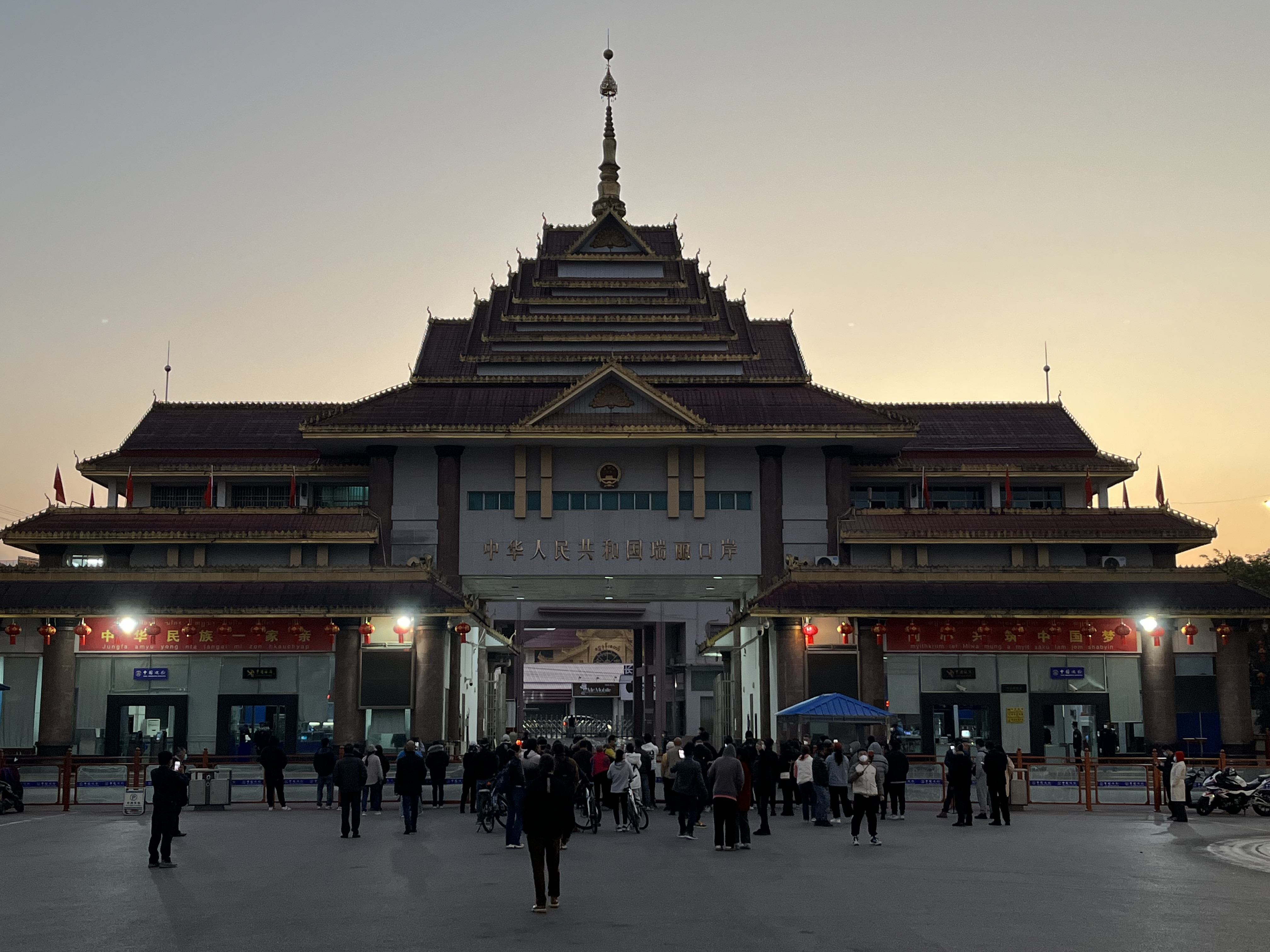 瑞丽这三年:"国门一开,老板可高兴了,我们也高兴"