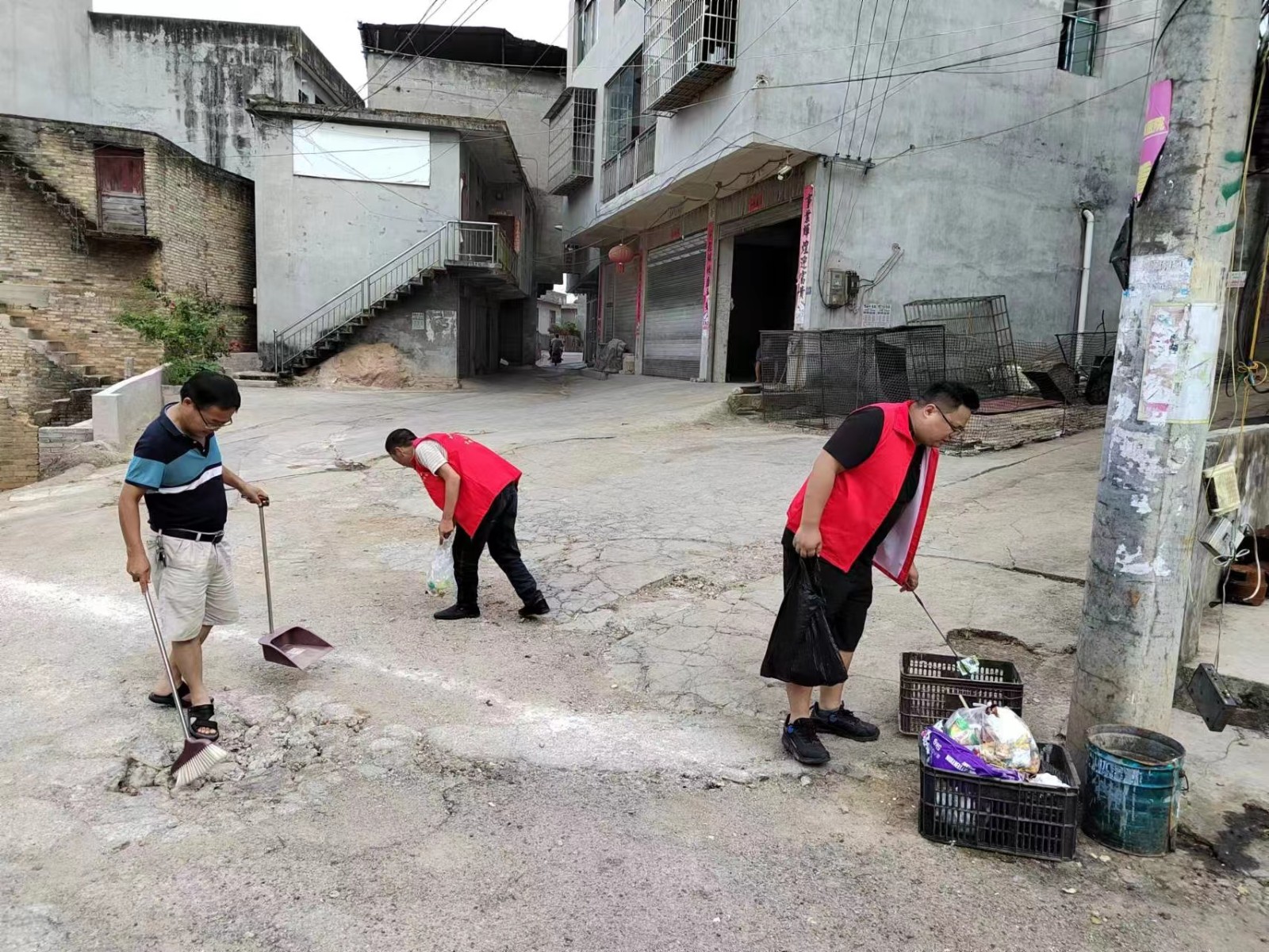 丹寨县兴仁镇组织开展"巩卫创文"志愿服务活动