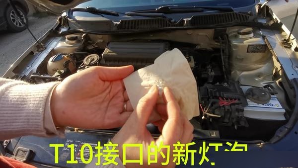 自己动手更换灯泡 节约用车成本好方法