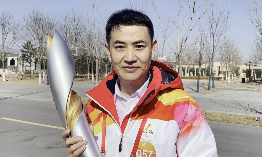 火炬手娄可伟:希望借力冬残奥会,推动冰雪项目在云南的发展