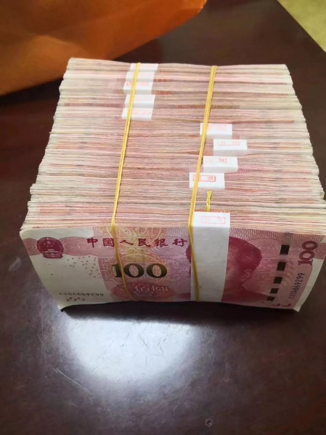 女子身怀大量现金流浪街头,希望亲属及早认领