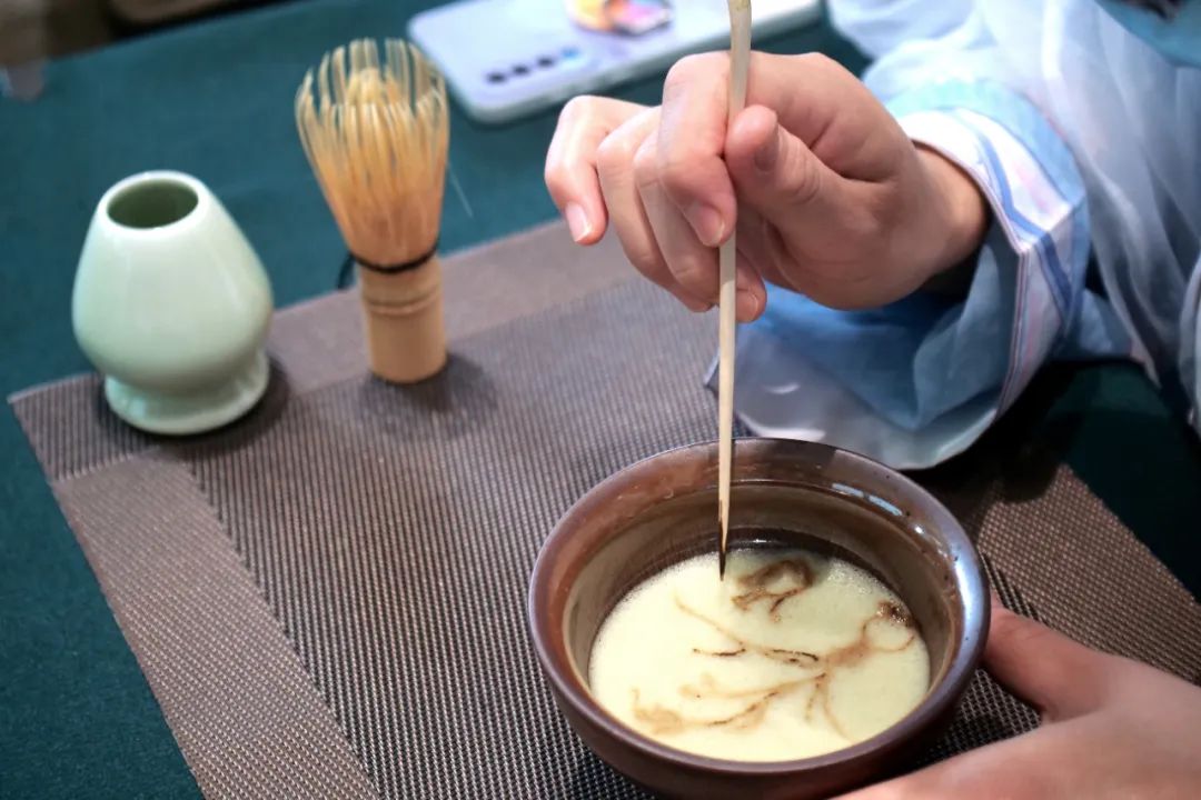 当白衣天使走进梦华录中国医师节浦东医护人员体验仿宋点茶活动