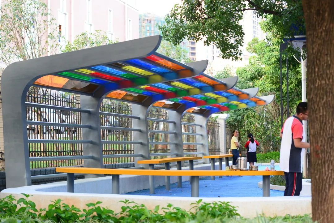 外,游园还设计了条形座椅,造型树池,休憩廊架,五彩遮雨棚搭着单臂廊架