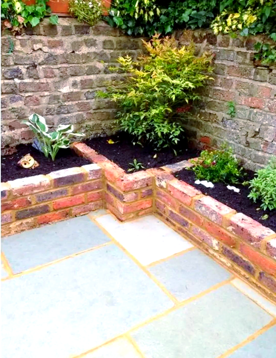 集中打理花草,墙角花池设计让你的院子更美观