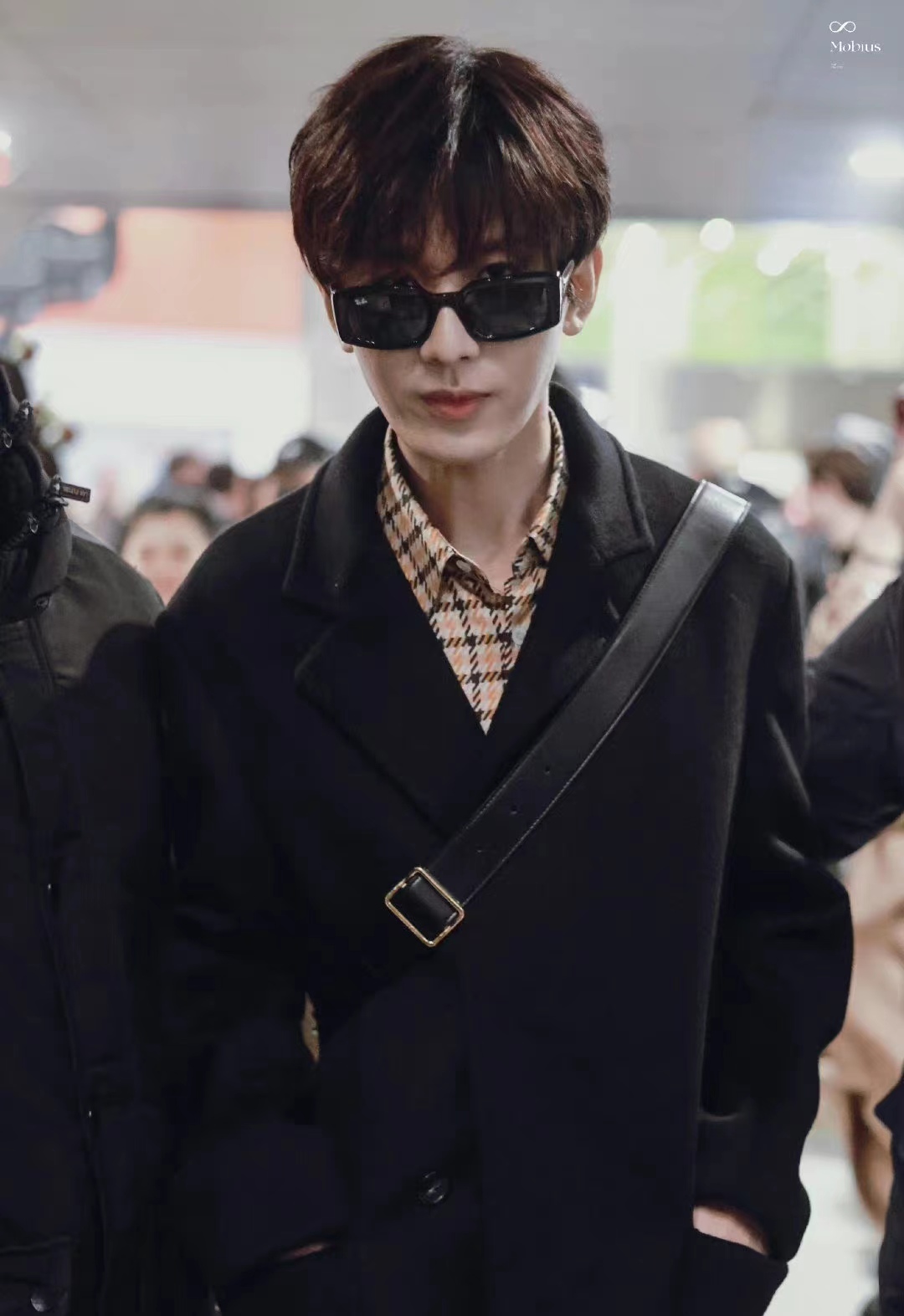 成毅抵达巴黎机场被拍,穿一件黑色长款大衣,酷帅又有型!