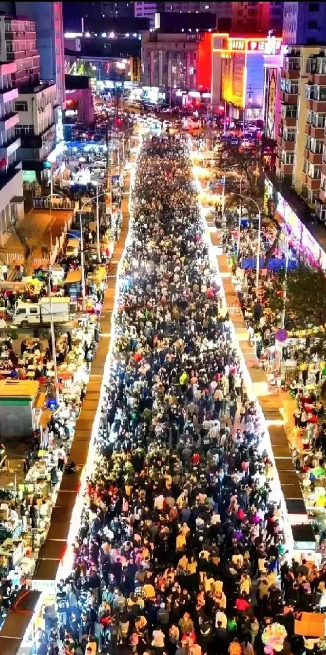 发一张家乡齐齐哈尔夜市的照片,充满了烟火气,欢迎朋友们来齐齐哈尔市