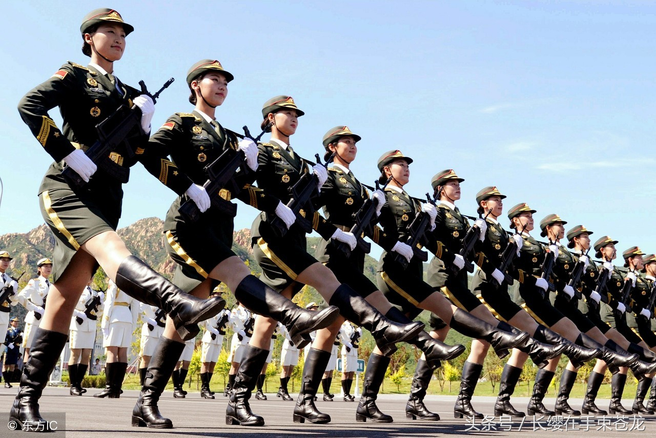 为什么日本女兵阅兵的时候,要背着挎包?里面都是啥宝贝