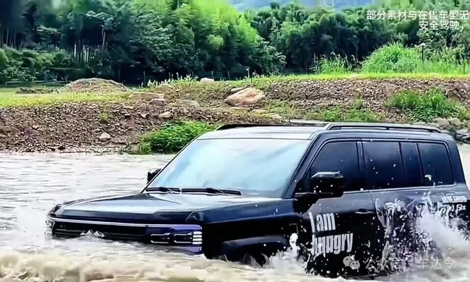 方程豹豹5在河流中涉水行驶
