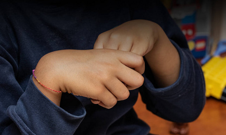 自闭症儿童出现的蝴蝶手是什么样的?你注意过孩子的特殊手势吗?