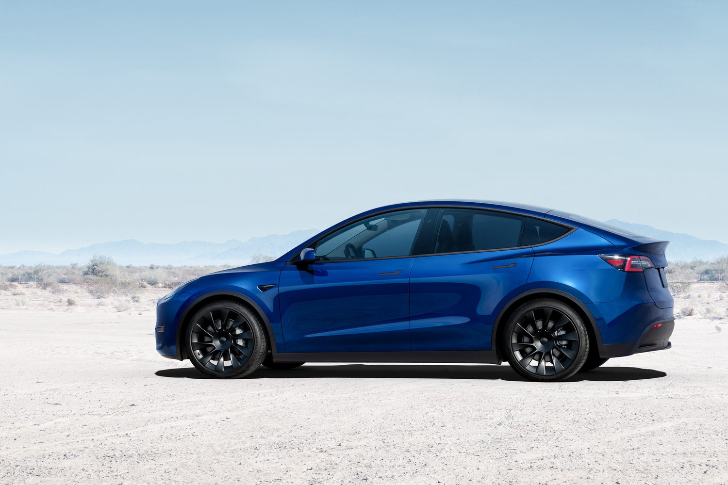 七座版特斯拉 model y 在欧洲上市,比标准版贵 2500 欧元
