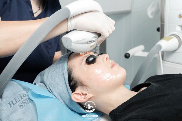 光子嫩肤涂抹凝胶涂多少(光子嫩肤后凝胶的作用与功效)