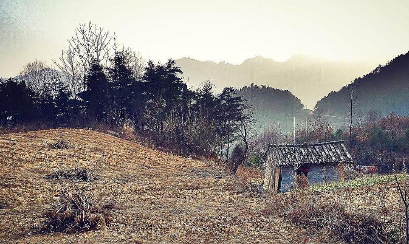 民间故事:男子在深山待了4个月,妻子变成老人,外面竟过了40年