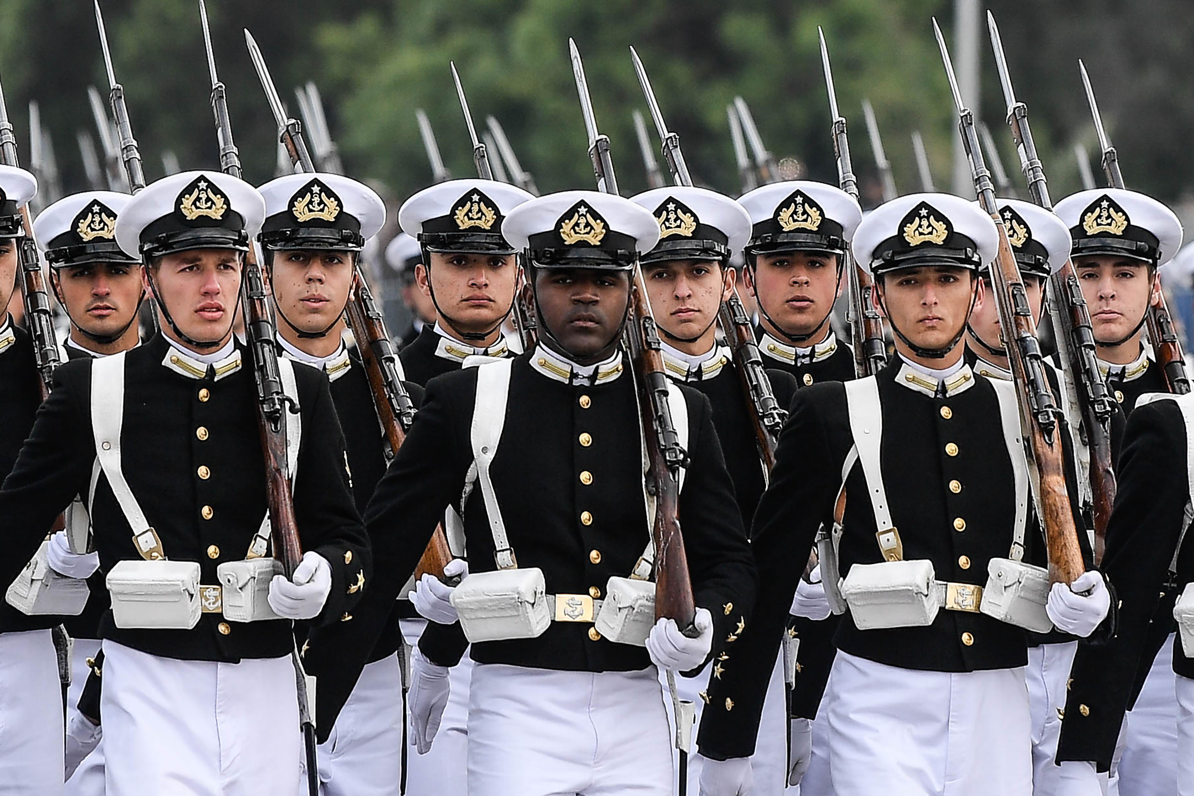 智利举行陆军节阅兵式