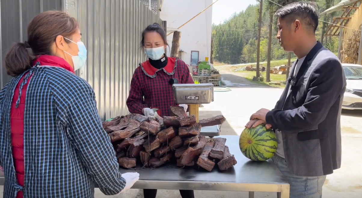 土家小木在网友的追问下,被迫说出腊肉制作的背后实情,却是这样