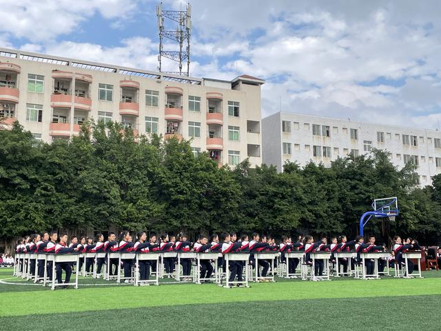 课间操"玩"出新花样——东坡区实验中学举行室内课间操比赛