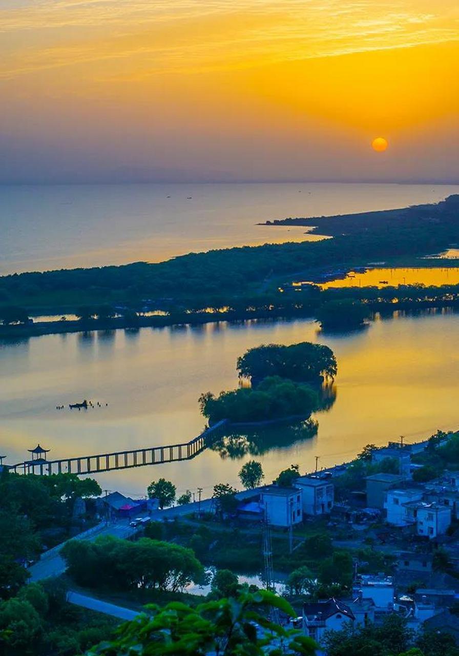 美丽的巢湖 中国五大淡水湖之一,位于安徽省中部,由合肥,巢湖,肥东