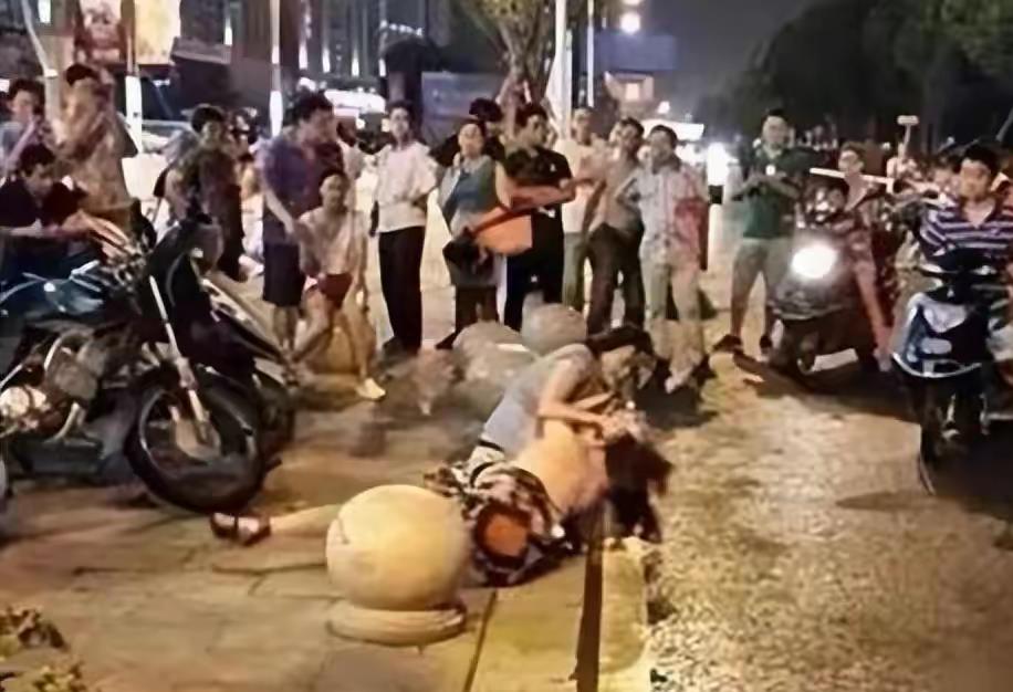 深圳一原配当街割喉小三,淡定目睹她痛苦死去,不慌不忙等待警察