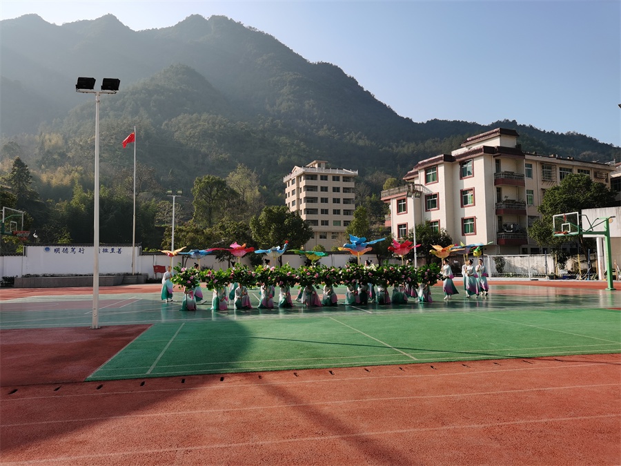 青田国遗项目百鸟灯舞"飞"入山口镇中学