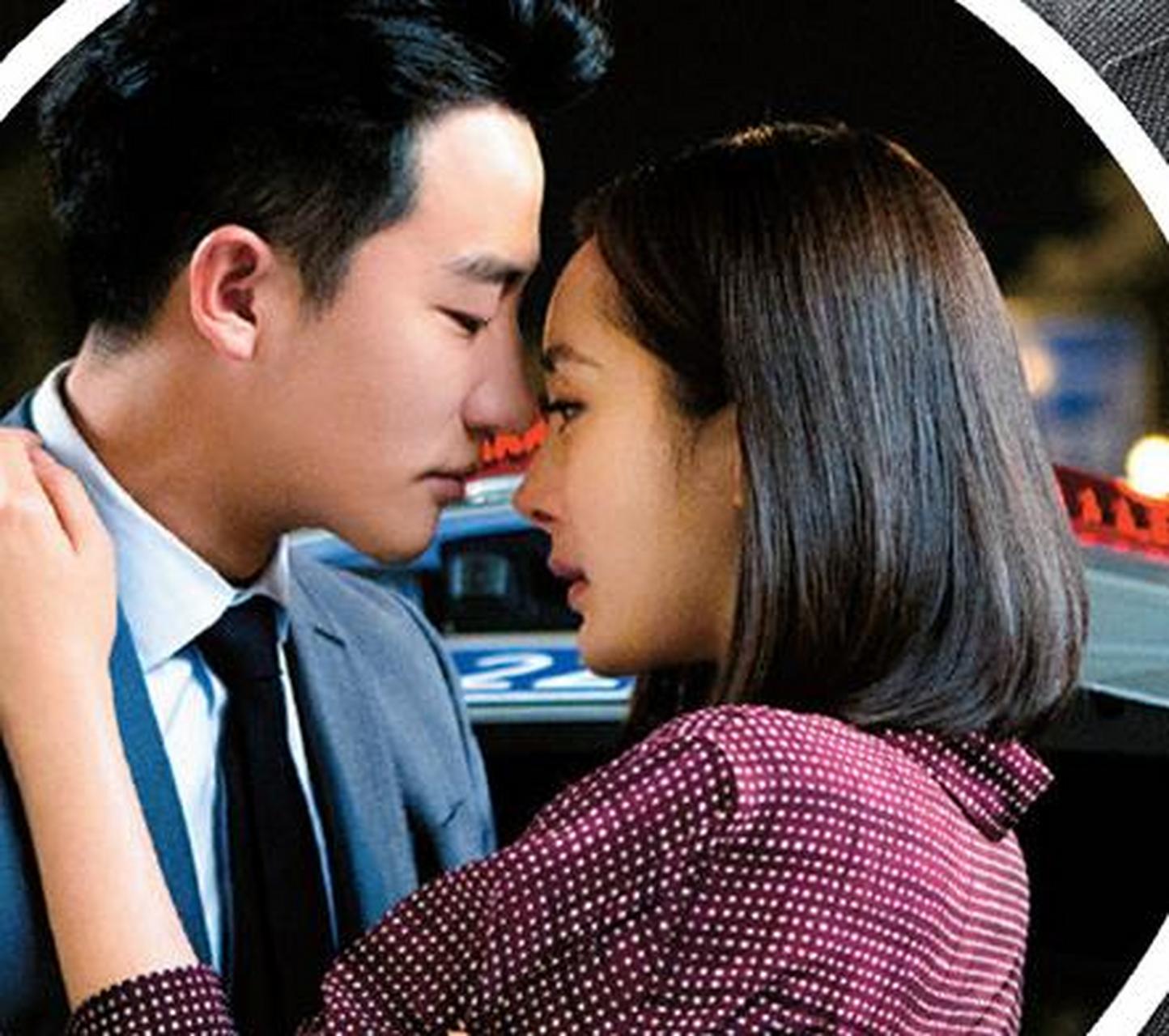 2016年,杨幂和黄轩拍戏的时候,黄轩把杨幂的超短裙往下扯了扯,然后摸