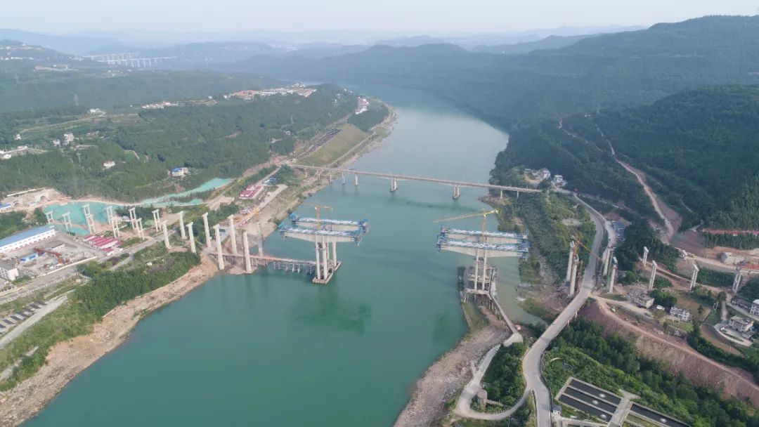 绵苍巴高速公路嘉陵江特大桥合龙!