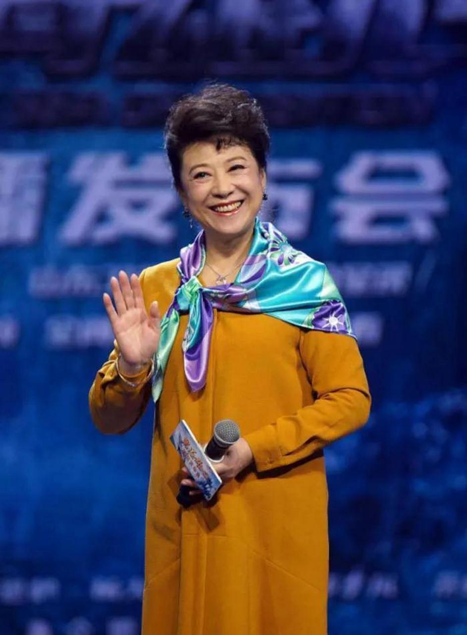 被王馥荔的老年状态惊艳到:穿衣得体,头发微卷,73岁优雅又贵气女人,活