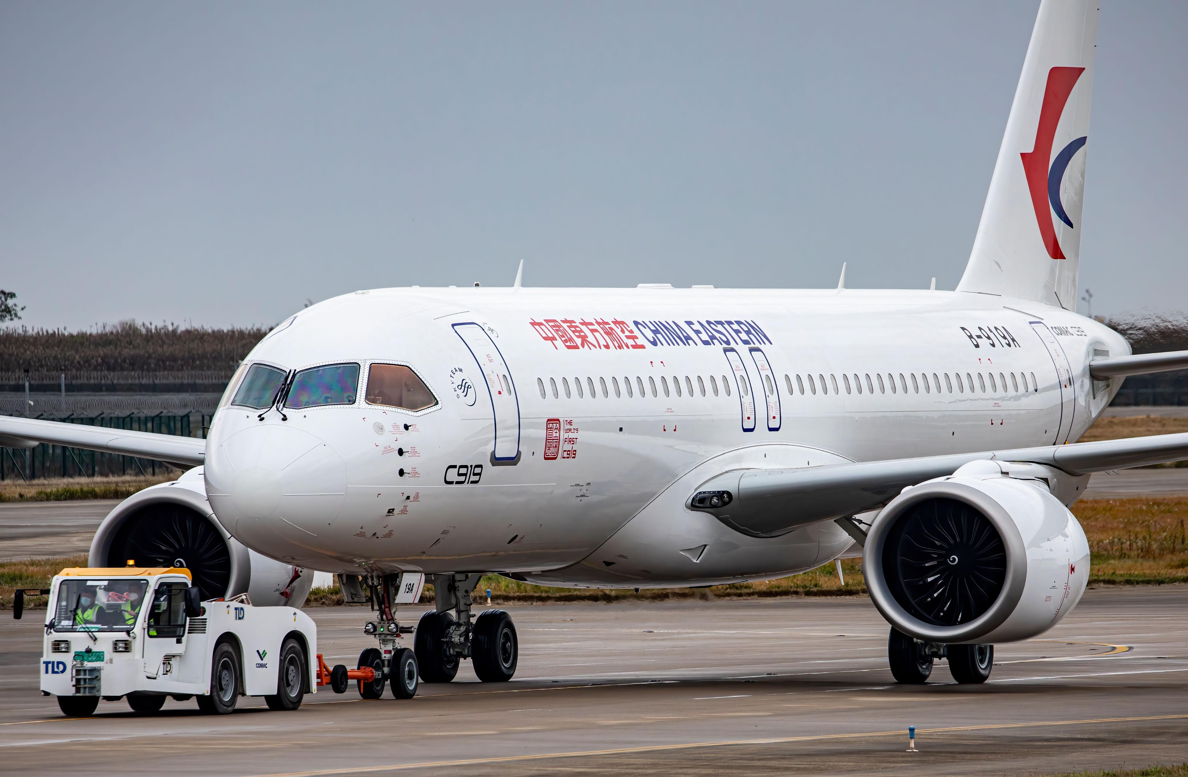 国产大飞机c919首次飞抵香港,震撼世界!