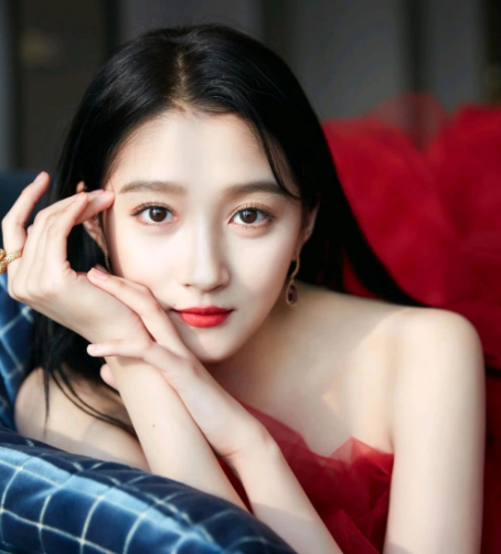 "京圈格格"佟含月近照,身高快赶上关悦,一双美腿不输关晓彤