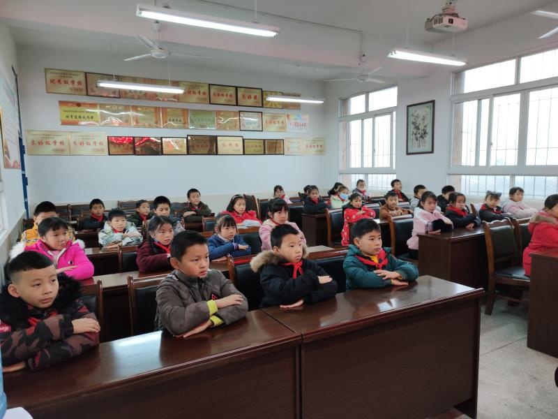 贡井区白庙小学校开展"影响健康的坏习惯"主题讲座