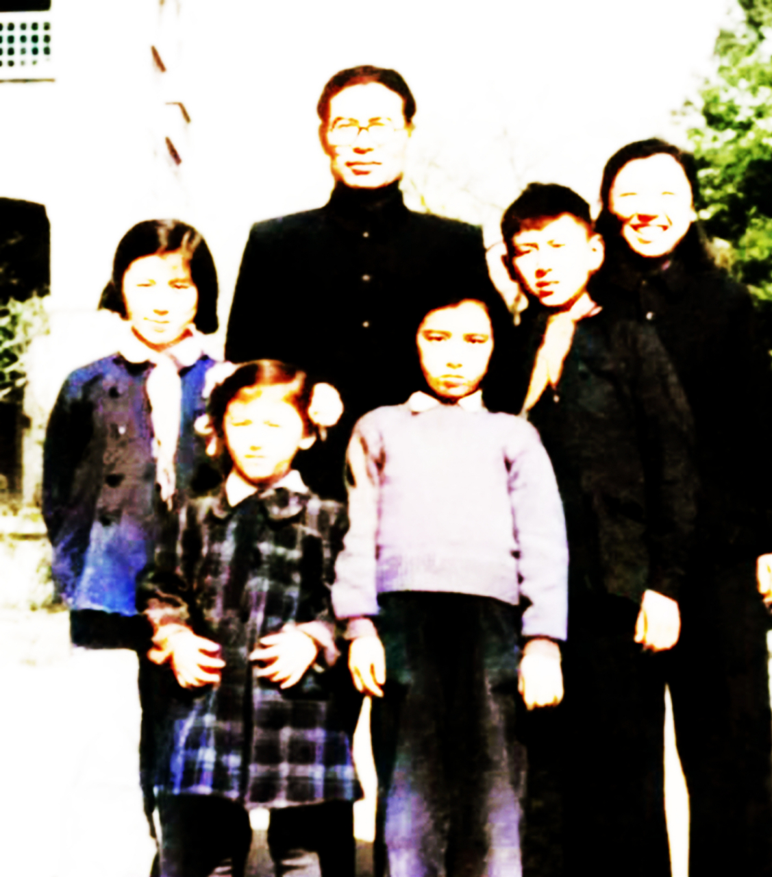 1952年春天,高岗和夫人李力群在沉阳家中与孩子合影.