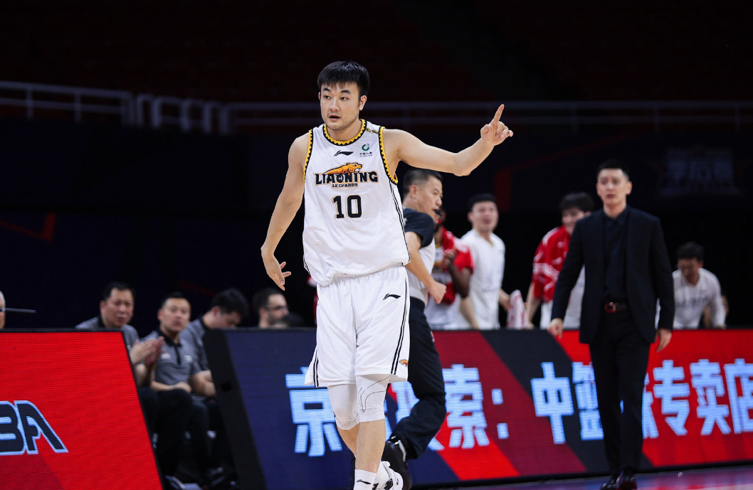 正式签约!丛明晨拿到新合同,留在辽宁男篮,感谢杨鸣重点培养