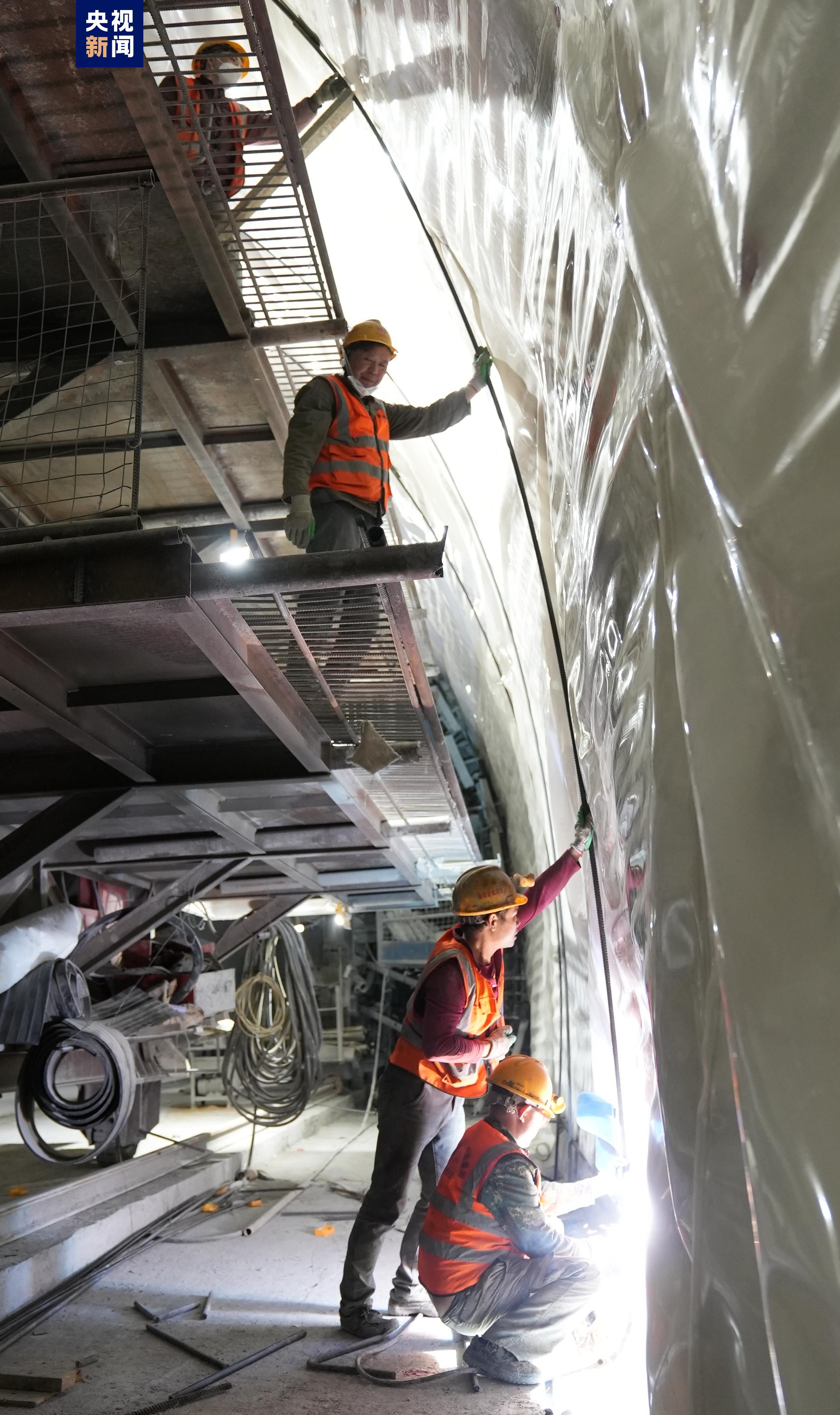 渝湘复线高速公路鹿角高瓦斯隧道全幅贯通