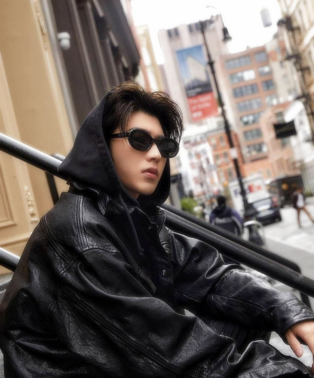 蔡徐坤更新自拍戴比耶墨镜皮夹克可爱帅气~文艺范儿  结束