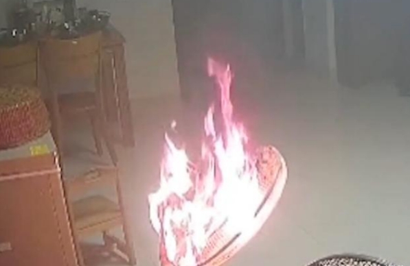 揪心!湖北一户人家电风扇突然起火,3分钟后化为灰烬,监控曝光