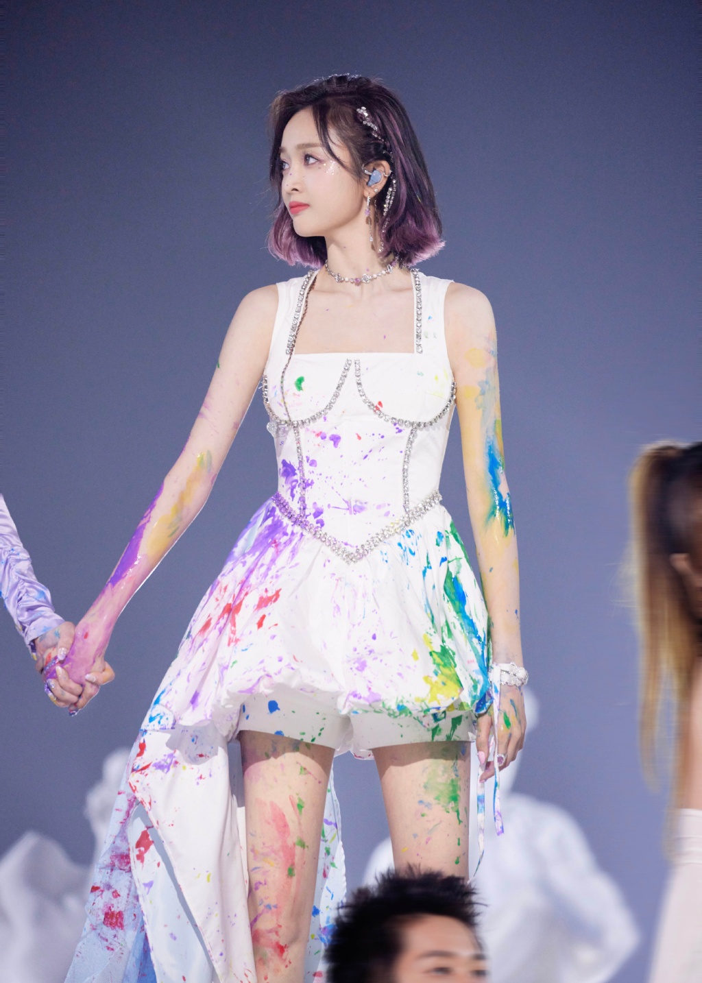 吴宣仪《爆裂舞台》造型来了,穿小白裙漫画腿吸睛,又被她美到了