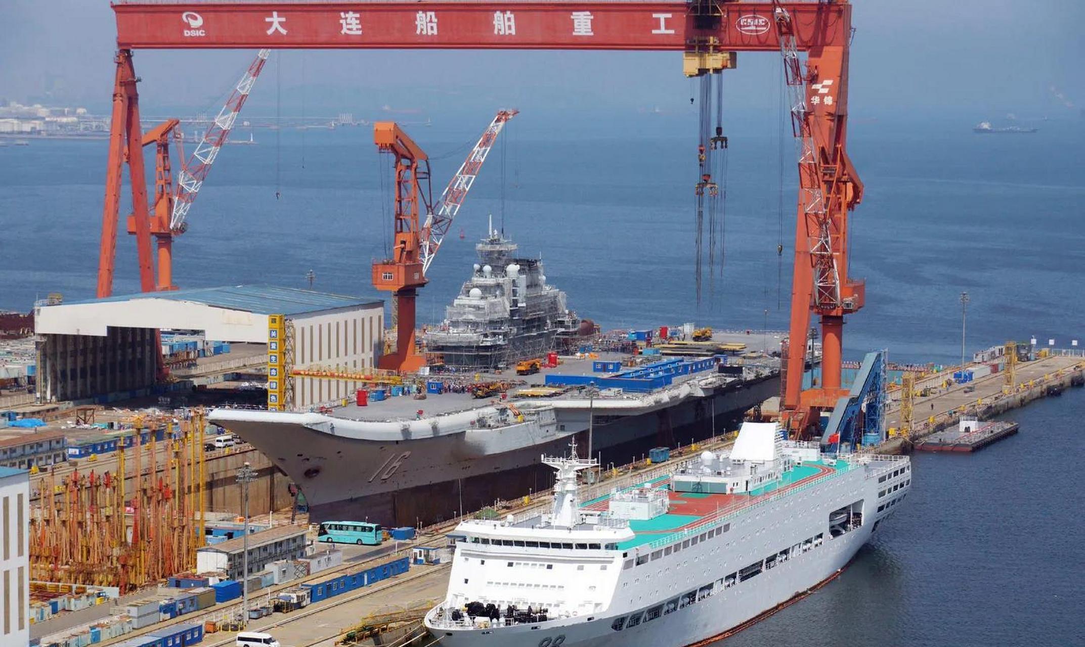 大公网拍的辽宁舰在升级. 很多人在猜斜角甲板要上电弹系统.