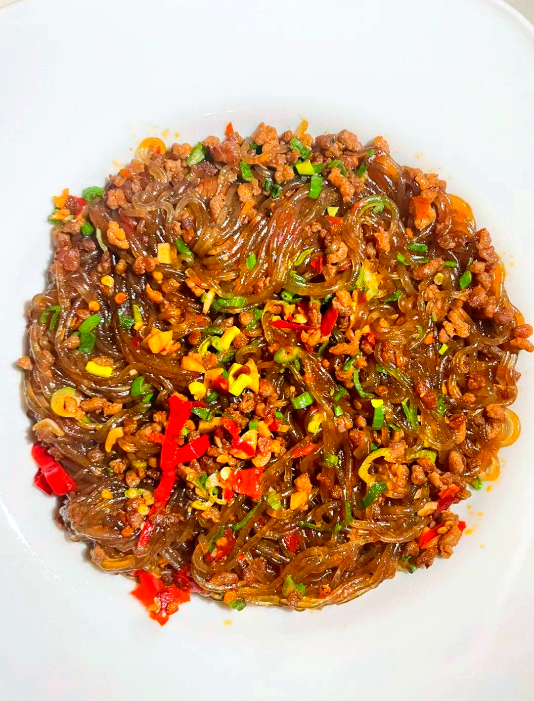 的详细做法:准备材料:粉丝:选用豌豆或绿豆粉制成的