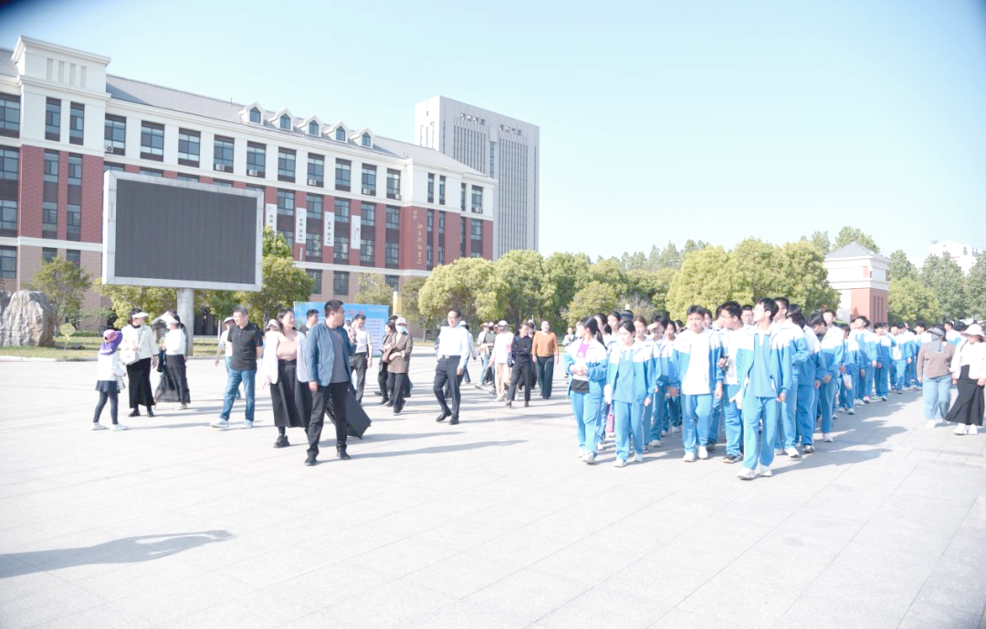 九年级学生探访枣庄三中,体验高中生活之美