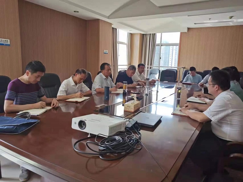 郑耀英带队到市气象局调研会商