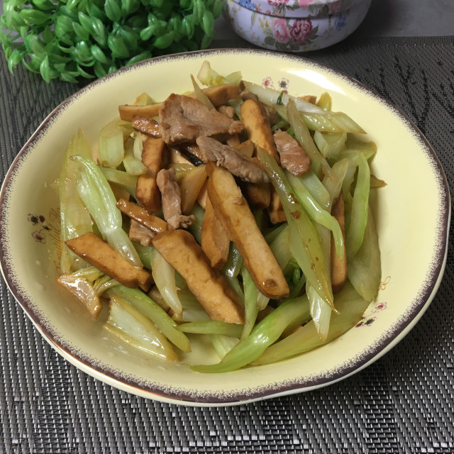 肉片香干炒西芹,家常下饭菜,咸香入味