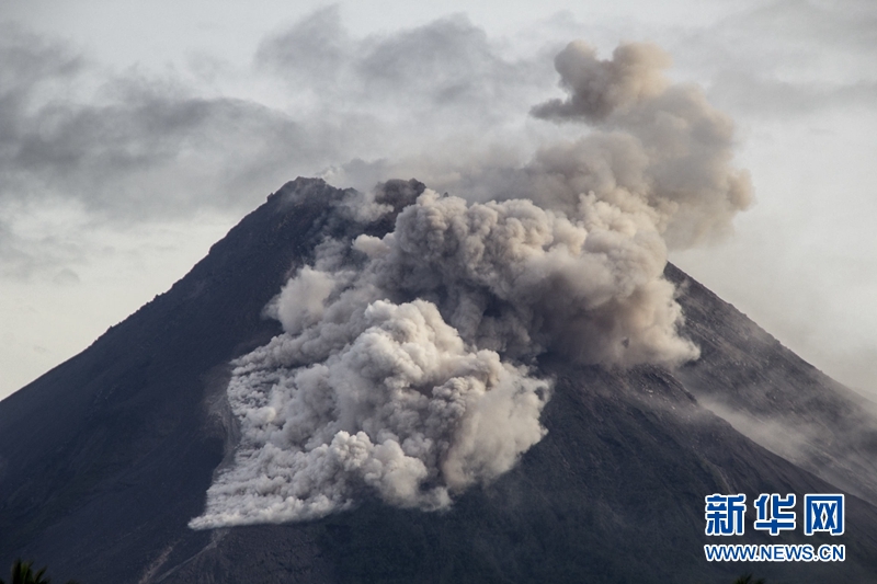 印尼默拉皮火山剧烈喷发 火山灰柱高达3千米