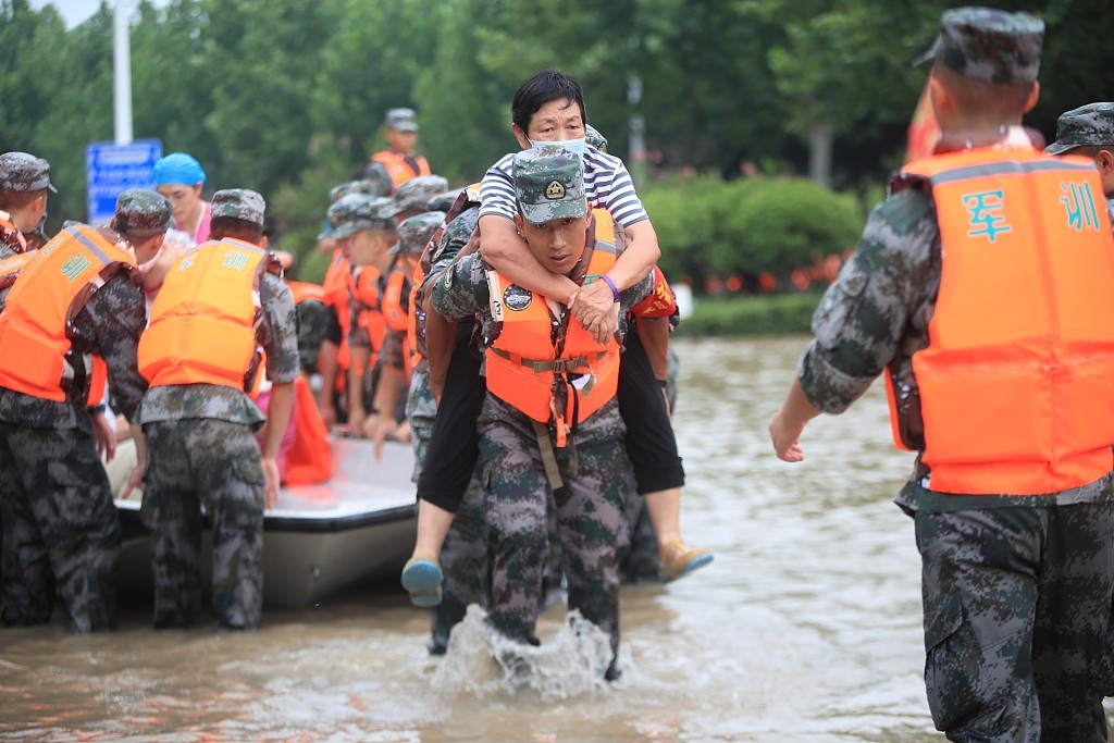 郑州暴雨官兵救灾图片图片